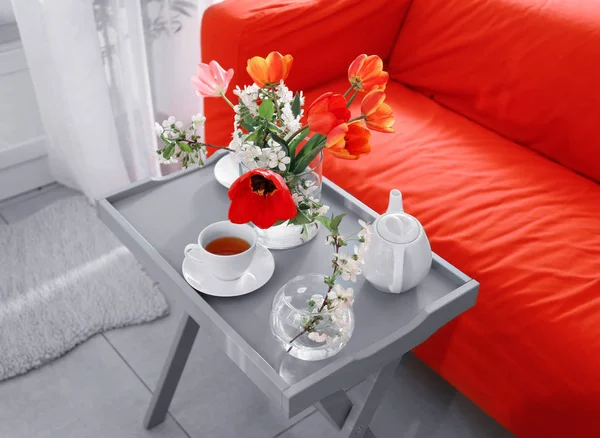 Mooie bloemen op tafel — Stockfoto