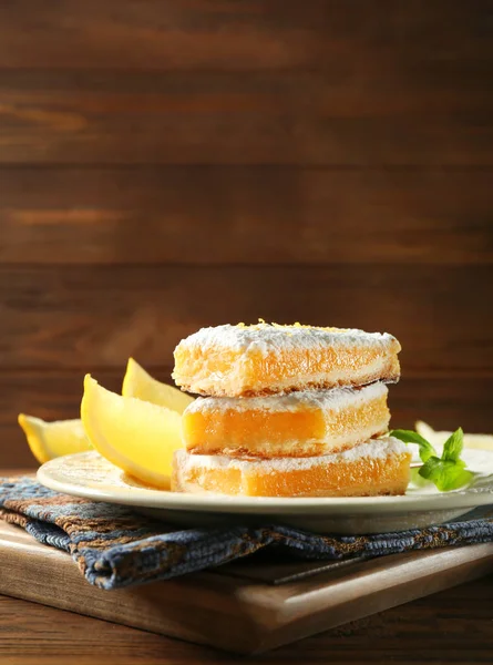 Leckere Zitronenkuchenriegel stapeln — Stockfoto