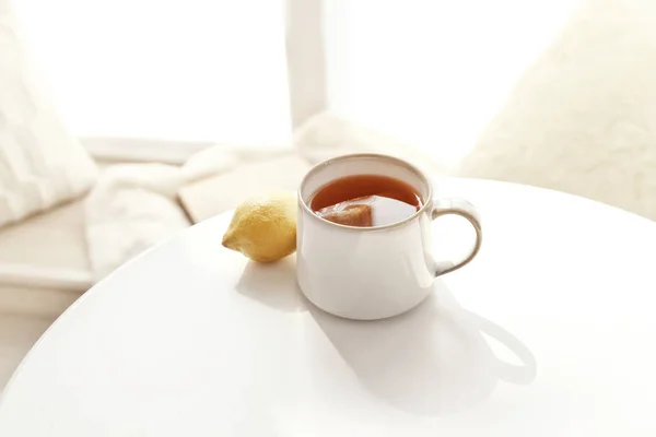 Cup of hot tea and lemon — Stock Photo, Image