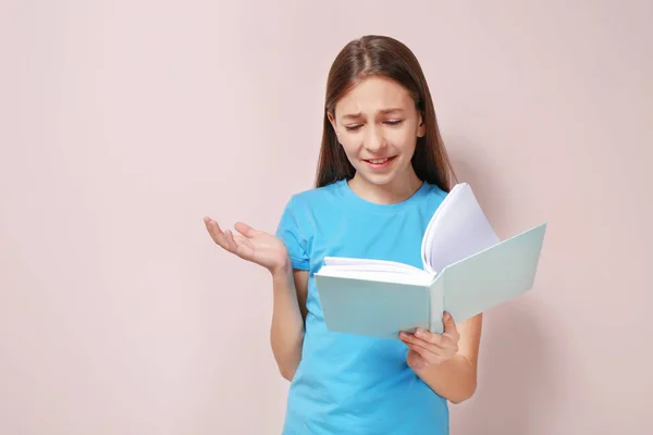 Menina bonito com livro — Fotografia de Stock