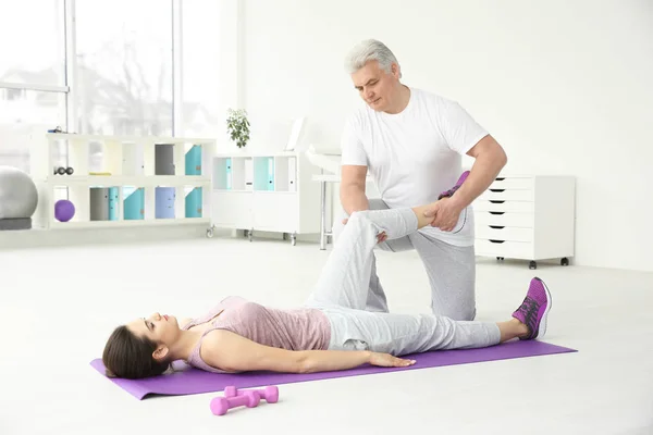 Jeune femme handicapée avec orthopédiste senior en clinique de réadaptation — Photo