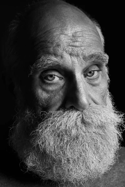 Portret van senior man afgezwakt in zwart-wit — Stockfoto