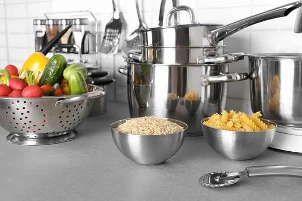 Посуд та овочі для занять з приготування їжі на столі на кухні — стокове фото