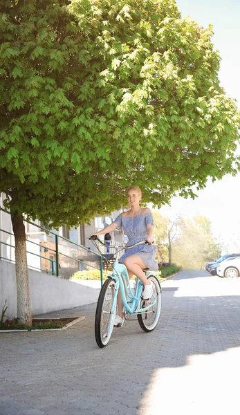 自転車を持つ若い女性 — ストック写真