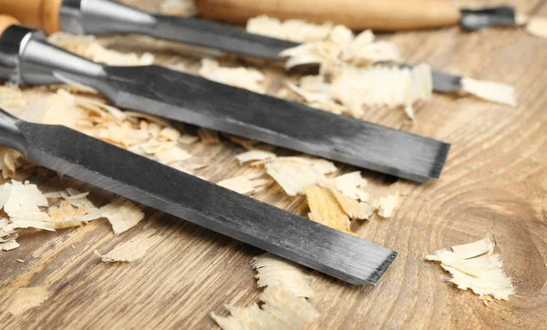 Juego de herramientas de carpintería sobre mesa de madera, primer plano —  Fotos de Stock