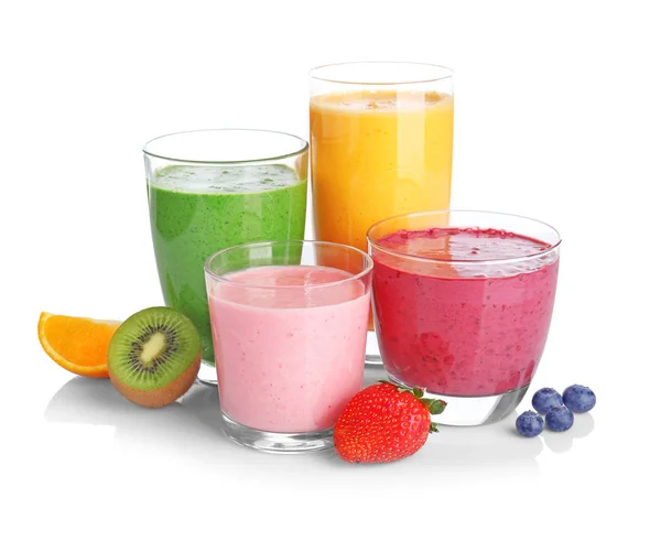 Smoothies de frutas em branco — Fotografia de Stock