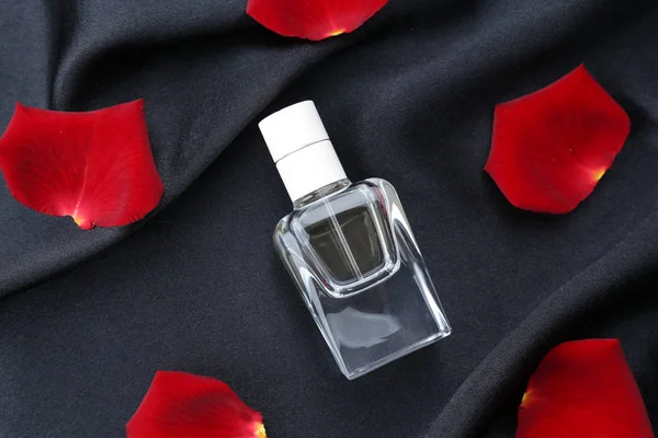 Frasco de perfume sobre tela — Foto de Stock