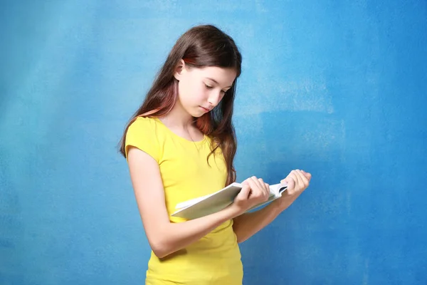 Jolie fille avec livre — Photo