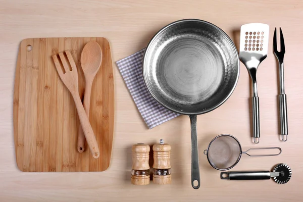 Utensílios de cozinha para aulas de culinária em fundo de madeira — Fotografia de Stock