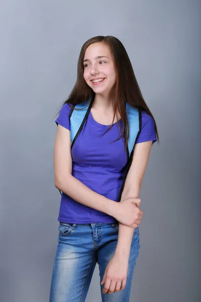 Menina bonita com saco escolar — Fotografia de Stock