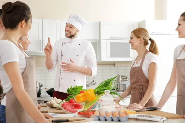 Mannelijke chef-kok en de groep van mensen bij het koken van klassen — Stockfoto