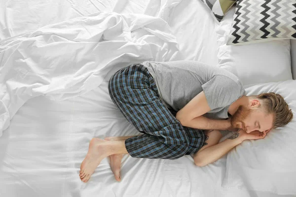 Man sover i sängen — Stockfoto