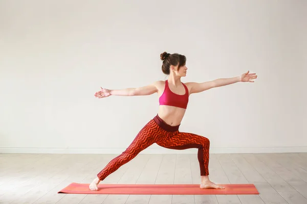 Vrouw die yoga beoefent — Stockfoto