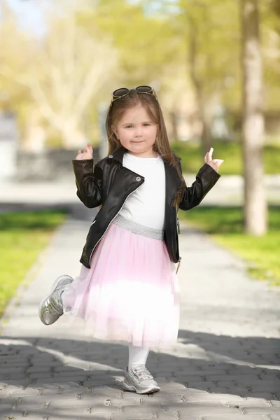 Bahar günü Park'ta küçük moda kız — Stok fotoğraf