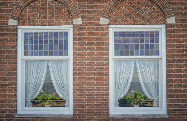Edificio con ventanas modernas — Foto de Stock