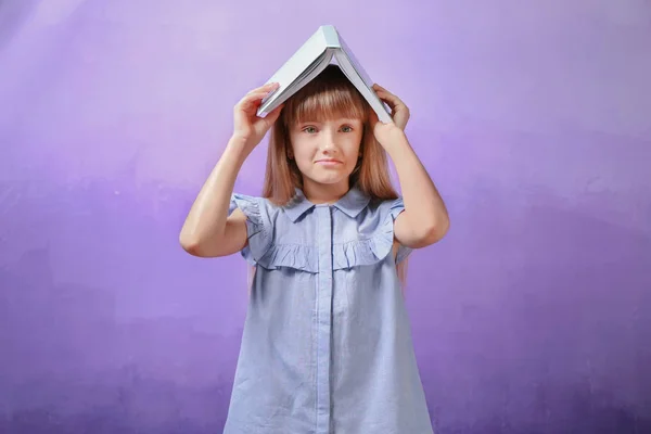 Menina bonita com livro — Fotografia de Stock