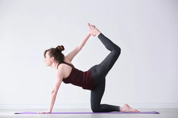 Nő gyakorló jóga — Stock Fotó
