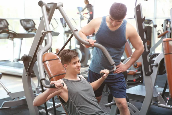 Papa et fils s'entraînent dans une salle de gym moderne — Photo
