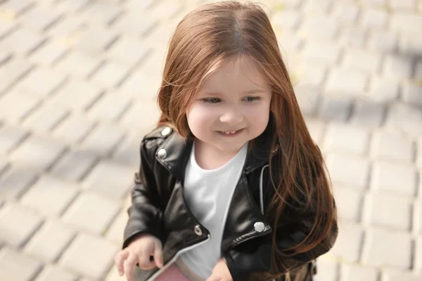 Pequena menina na moda ao ar livre no dia de primavera — Fotografia de Stock