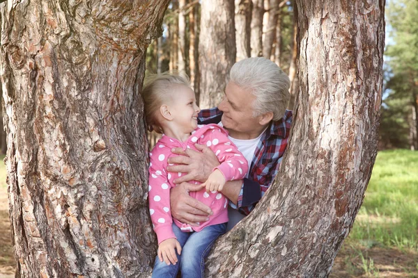 Großvater mit kleinem Mädchen — Stockfoto