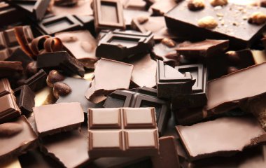 Bir yığın kırık çikolata parçası.