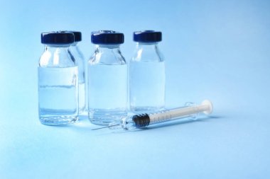 Şırıngalarla aşı.  