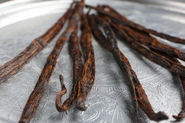 kurutulmuş vanilya çubukları ile plaka