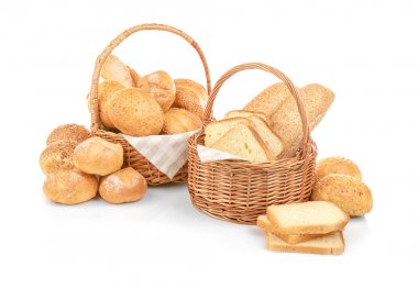 Hasır sepetleri ve farklı ekmek güzel kompozisyonu