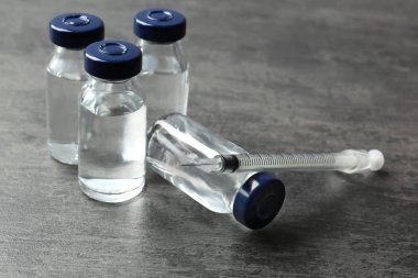 Şırıngalarla aşı.  