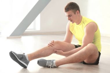 bacak ağrısı muzdarip adam