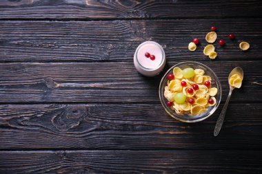 Lezzetli mısır gevreği ve yoğurt