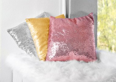 Ekose ve payetler ile parlak yastıklar  