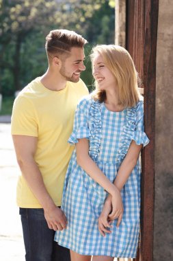 Mutlu genç açık havada güneşli günde Çift