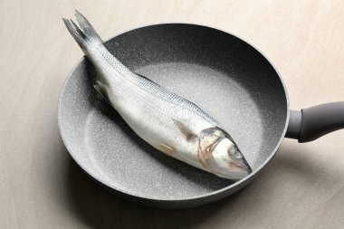Çiğ balık ile kızartma tavası 