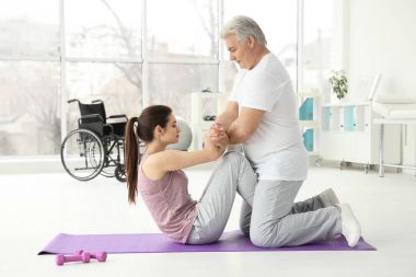 Genç kadın kıdemli ortopedi uzmanı rehabilitasyon Kliniği ile devre dışı