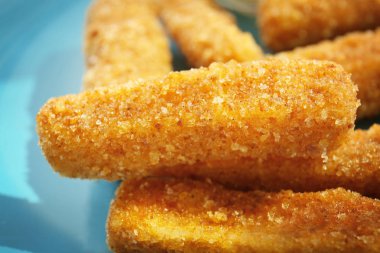 Peynirli çubuk ile plaka 