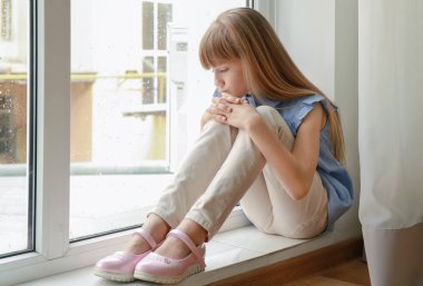 Üzgün küçük kız 