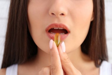 Balık yağı hapı aldığın kadın