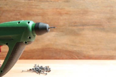 Ahşap arka plan bulanık üzerinde modern matkap