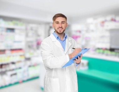 Pano ile genç erkek eczacı  