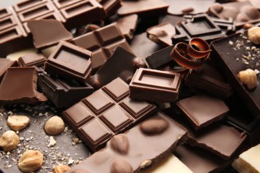 Bir yığın kırık çikolata parçası.