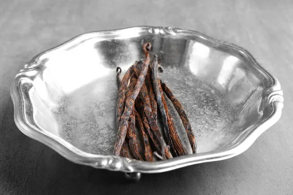 Metallplatta med torkad vanilj pinnar — Stockfoto
