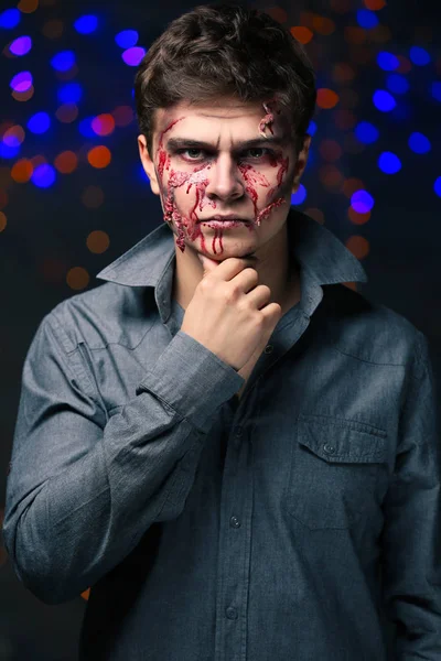 Jonge man met Halloween Make-up op feestje — Stockfoto