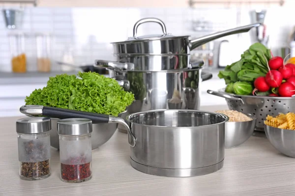 Посуд для приготування їжі на столі на кухні — стокове фото
