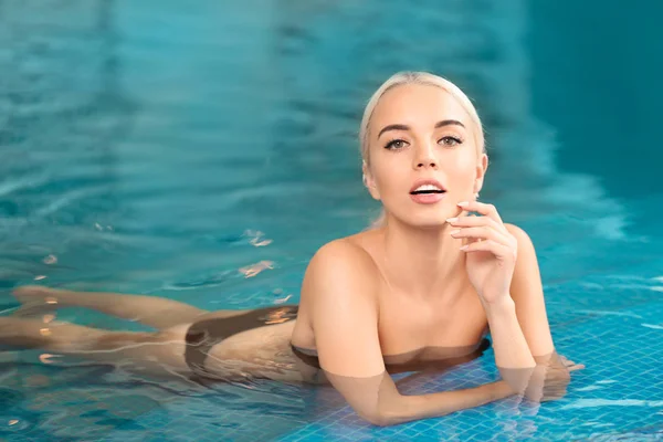 Hermosa chica en la piscina — Foto de Stock