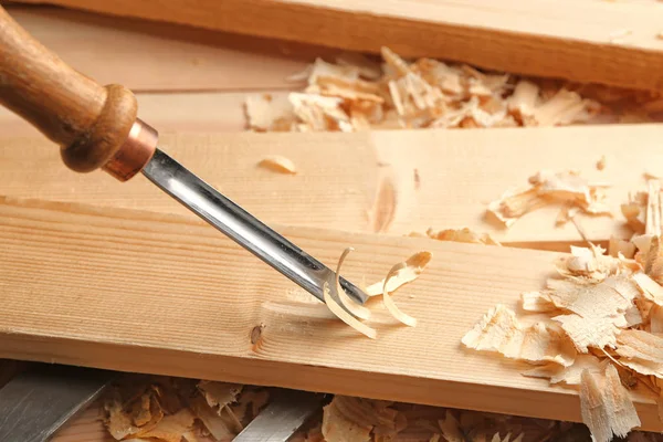 Lavorare con scalpello e tavola di legno in falegnameria, primo piano — Foto Stock