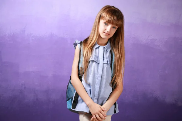 Досить маленька дівчинка зі шкільною сумкою — стокове фото