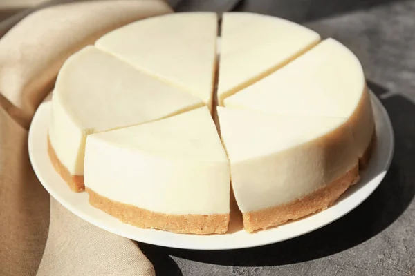 Tallrik med skivad cheesecake — Stockfoto