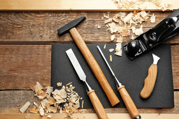 Ensemble d'outils de menuisier sur fond en bois — Photo