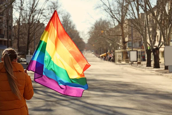 Mujer sosteniendo bandera gay, al aire libre — Foto de Stock
